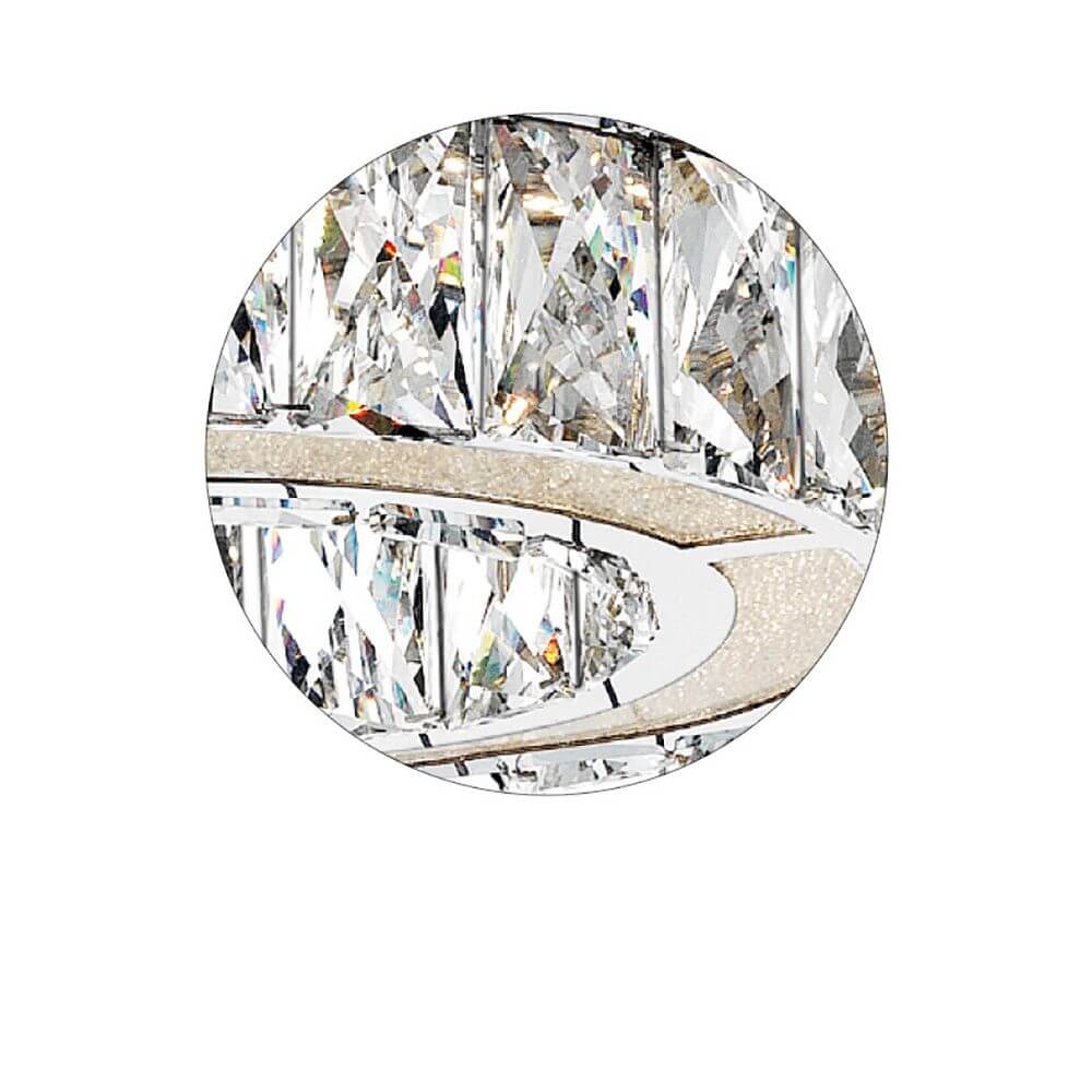 Detailansicht der Corona LED Kristall Hängeleuchte mit eleganten Prismen und Chromoberfläche.