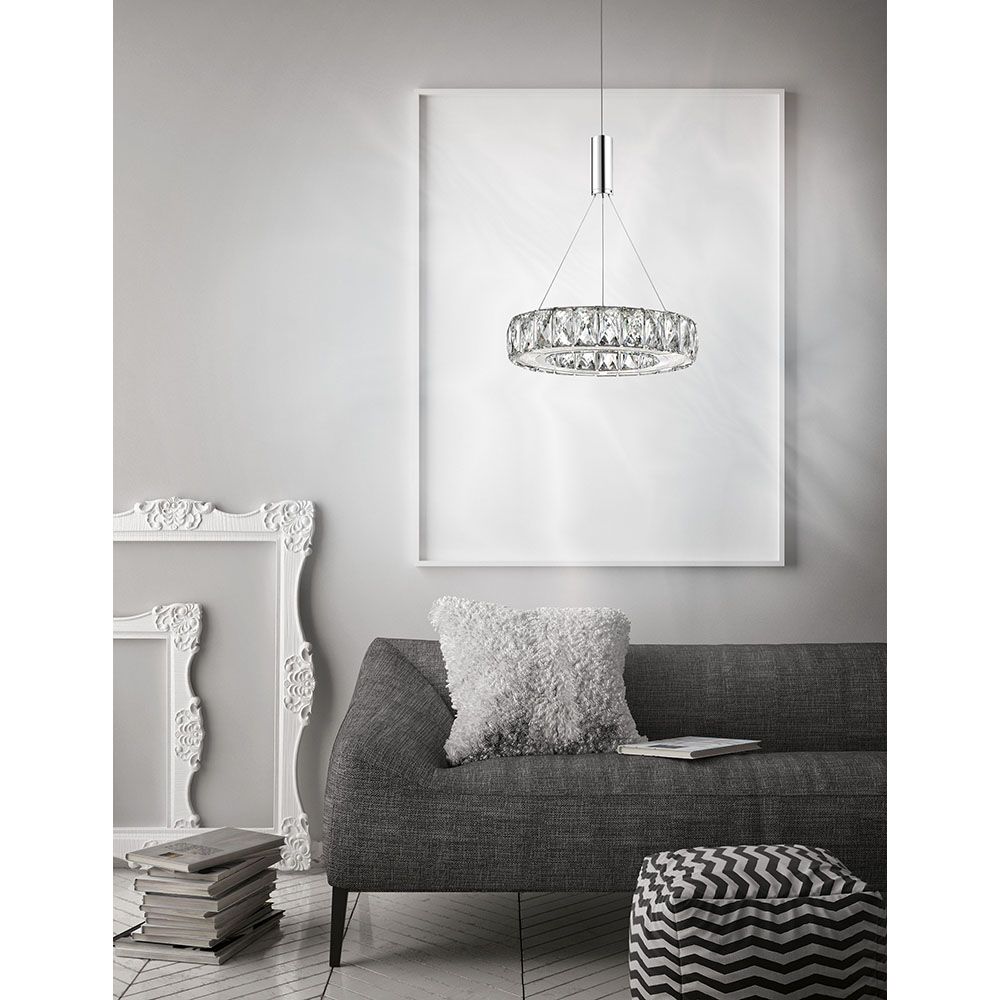 Corona LED Pendelleuchte Ø 27cm Kristall über grauem Sofa in modernem Wohnzimmer, stilvolles Interior Design