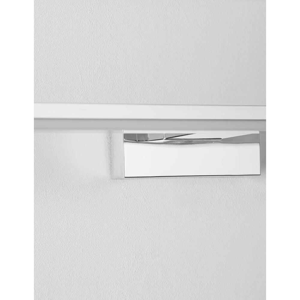 Corso LED Bad- & Spiegellampe Chrom an einer hellen Wand montiert, moderne Lichtlösung für Badezimmer.