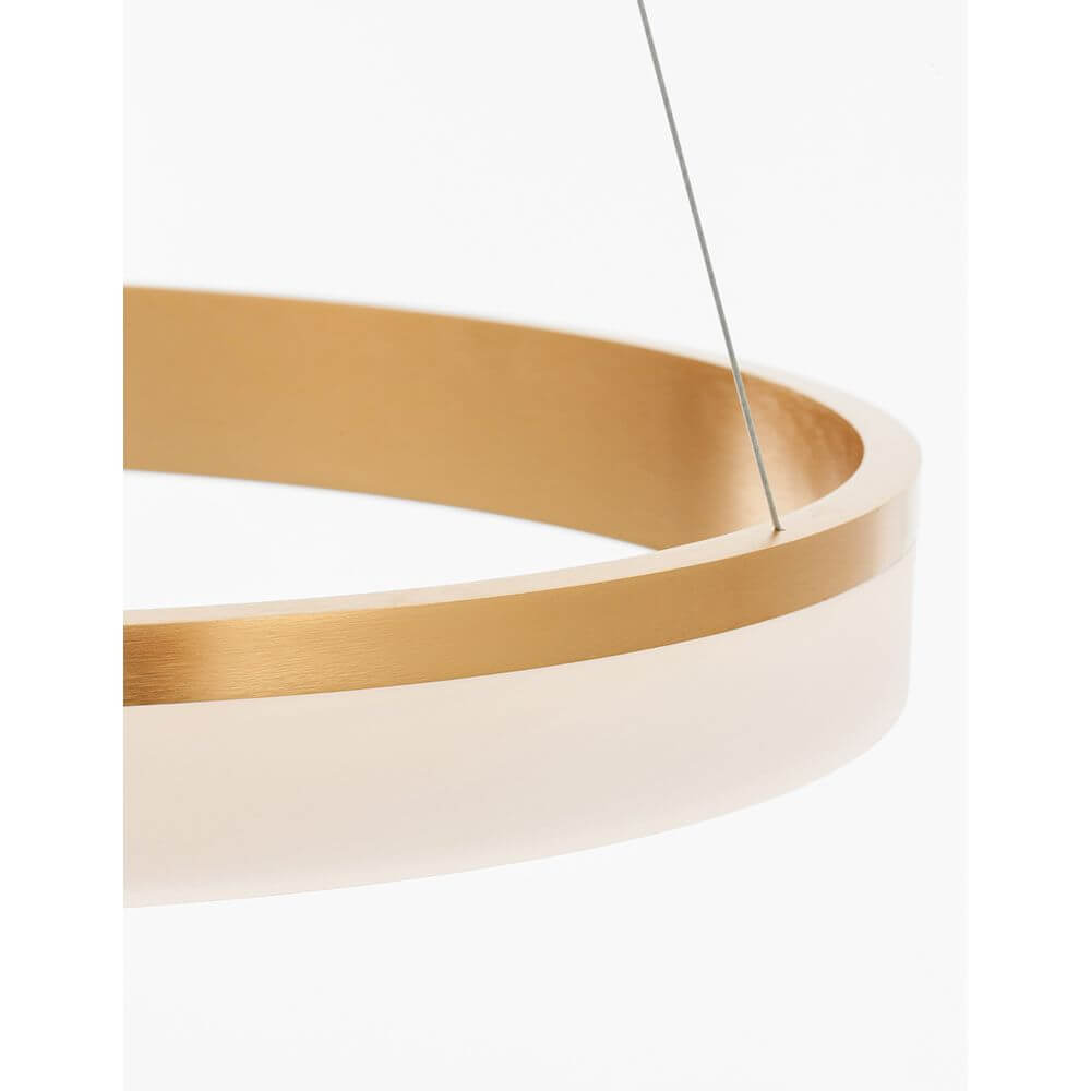Courtez LED Hängeleuchte Gold Detailaufnahme der goldenen Pendelleuchte aus Acryl und Aluminium.