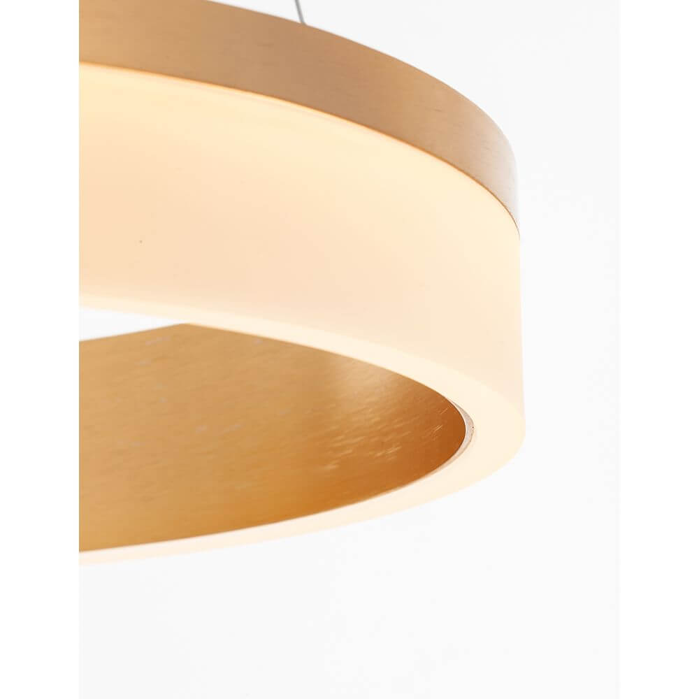 Courtez LED Hängeleuchte Gold Detailaufnahme der goldenen Pendelleuchte aus Acryl und Aluminium.