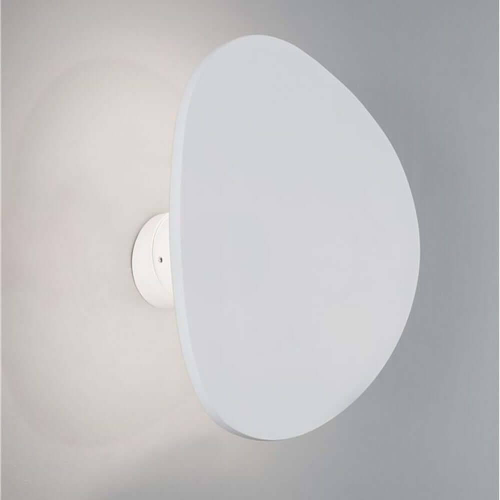 Cronus LED Wandleuchte Weiß in modernem Design an der Wand montiert mit sanfter Beleuchtung.