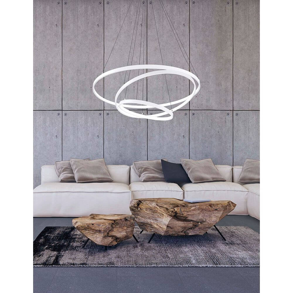 Dea LED Hängelampe Weiß über modernem Wohnzimmer mit Couch und Couchtisch.