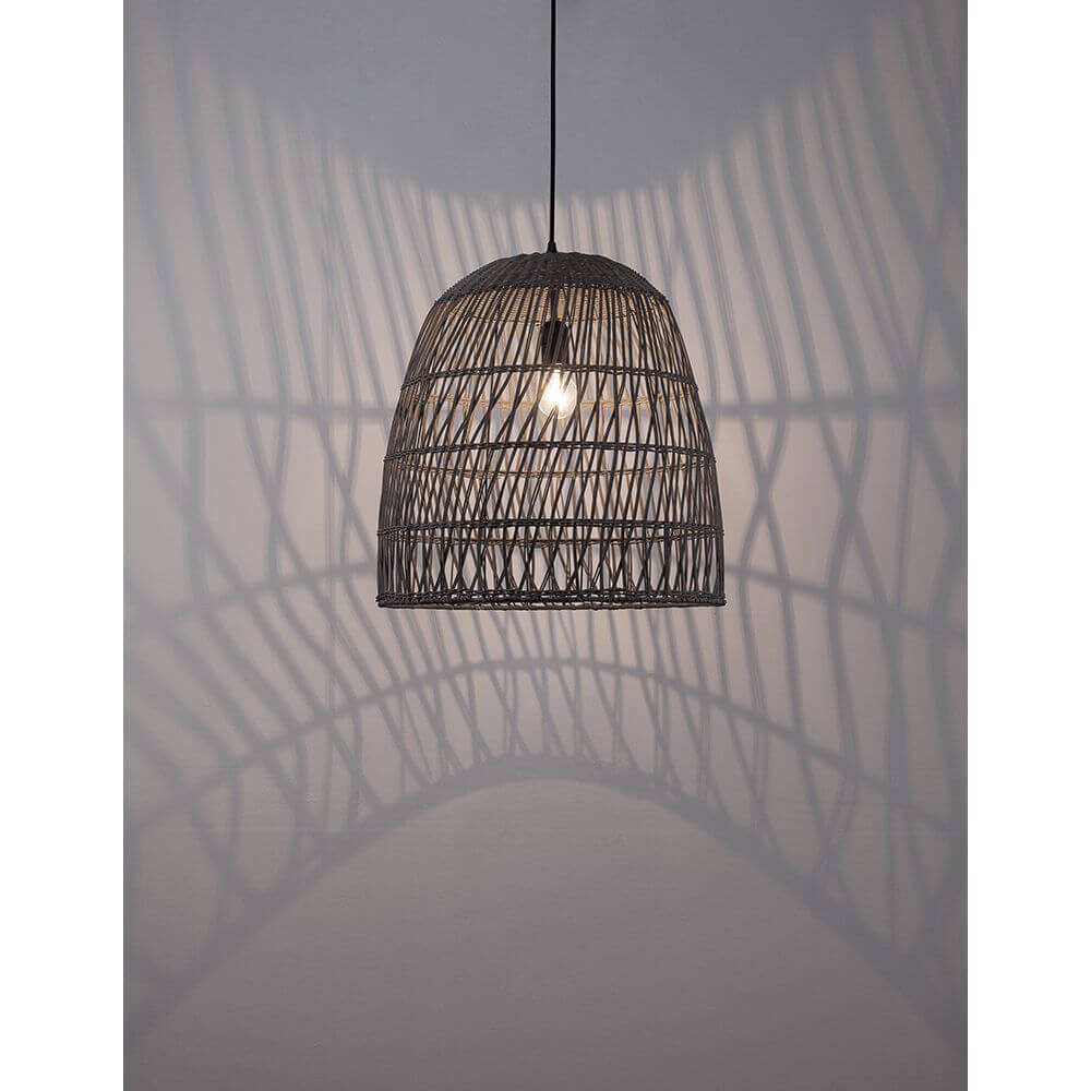 Destin Hängelampe Grau Rattan mit eindrucksvoller Lichtschattenwirkung an der Wand.