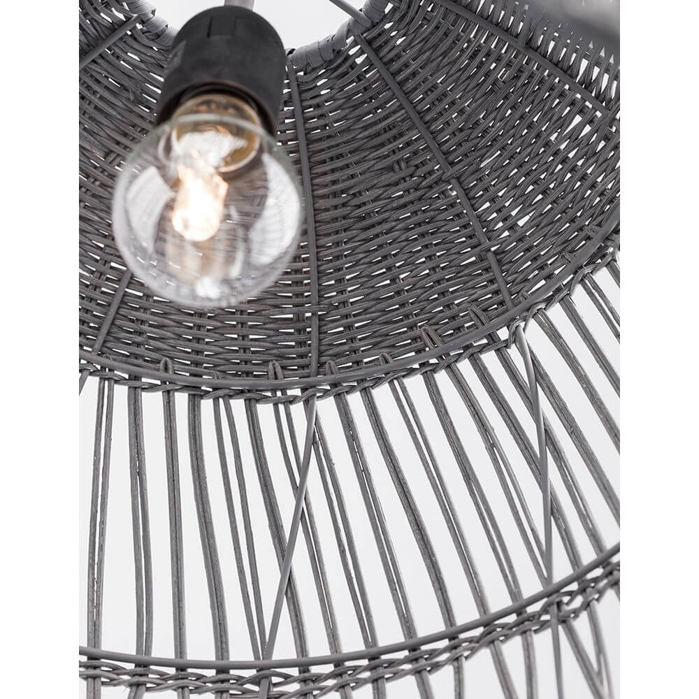 Blick auf die Destin Hängelampe Grau Rattan mit Glühlampe im Inneren des Rattan-Schirms.