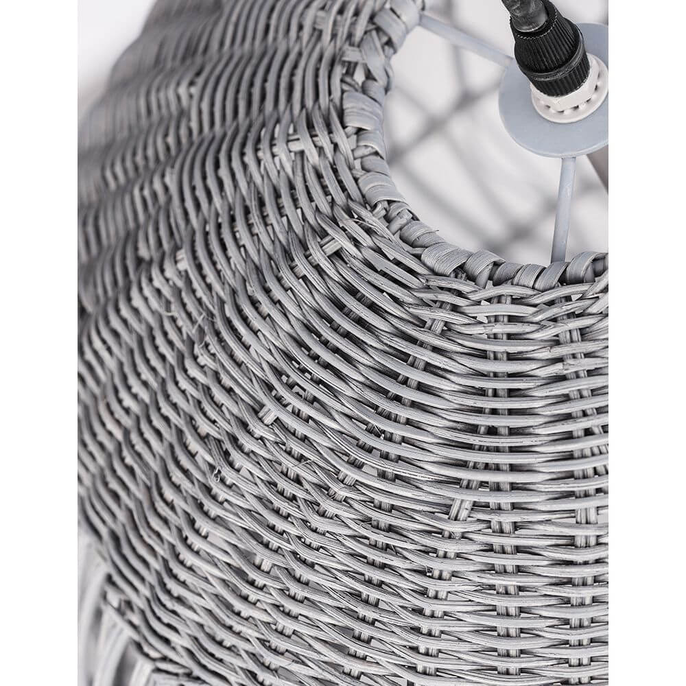 Detailansicht der Destin Hängelampe Grau Rattan aus robustem Rattan im Ethno-Stil.
