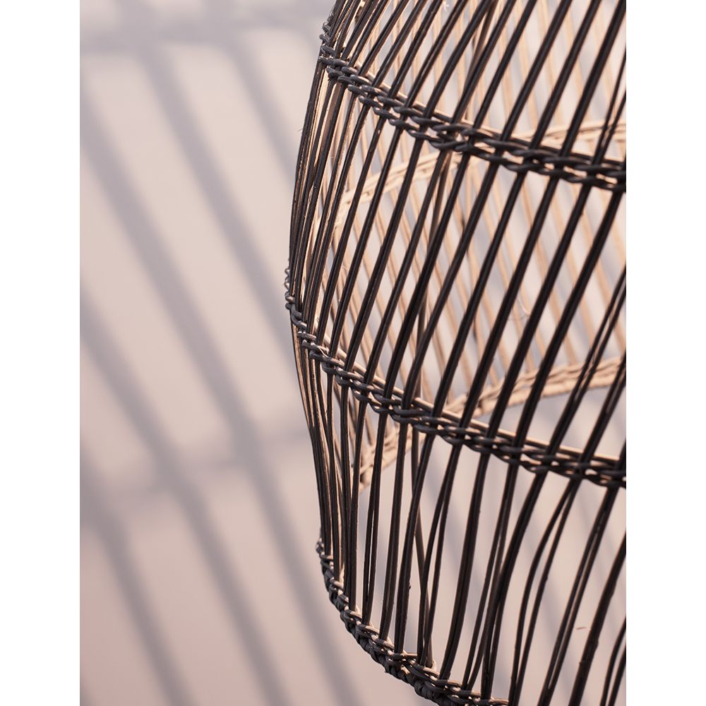 Detailansicht der Destin Pendelleuchte aus Rattan, mit trendigem Ethno-Design und natürlich anmutender Optik.