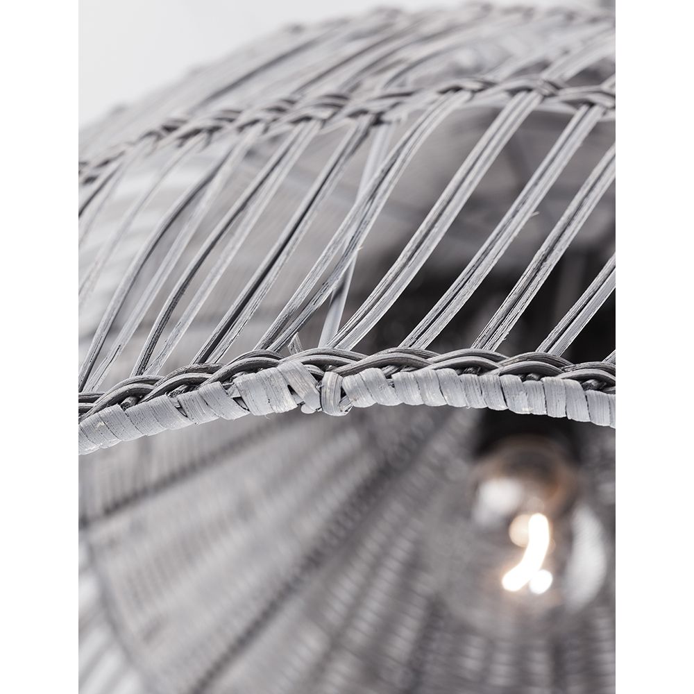Detailaufnahme der Destin Rattan Pendellampe in Grau mit natürlicher Rattan-Optik und Ethno-Design.
