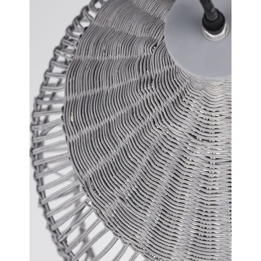 Detailansicht der Destin Rattan Pendelleuchte in Grau mit Ethno-Design und natürlicher Rattan-Optik.
