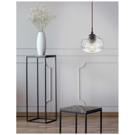 Suspension en verre Devon marron, transparente au-dessus d'une table avec structure en métal noir et décoration florale.