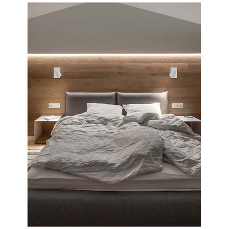 Dona LED Wandlampe im modernen Schlafzimmer, schwarz lackiert mit warmweißem Licht 3000 K über dem Bett