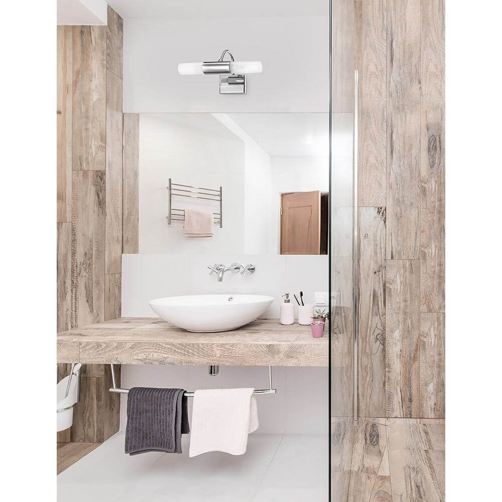 Dritto Wand- & Spiegelleuchte Chrom, Opal in modernem Badezimmer mit Holzoptik und Waschbecken.