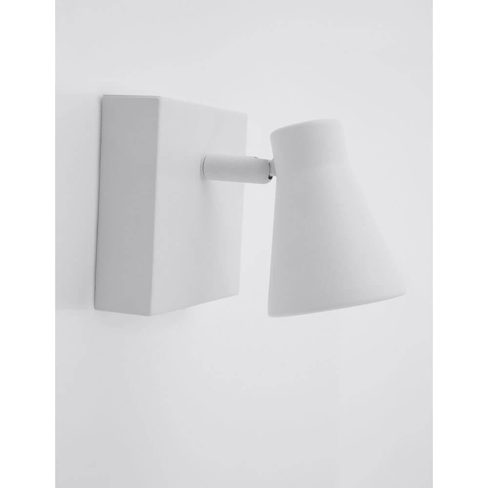 Dublin LED Wandspot in weißem Design, ideal für gezielte Beleuchtung von Räumen oder Objekten.