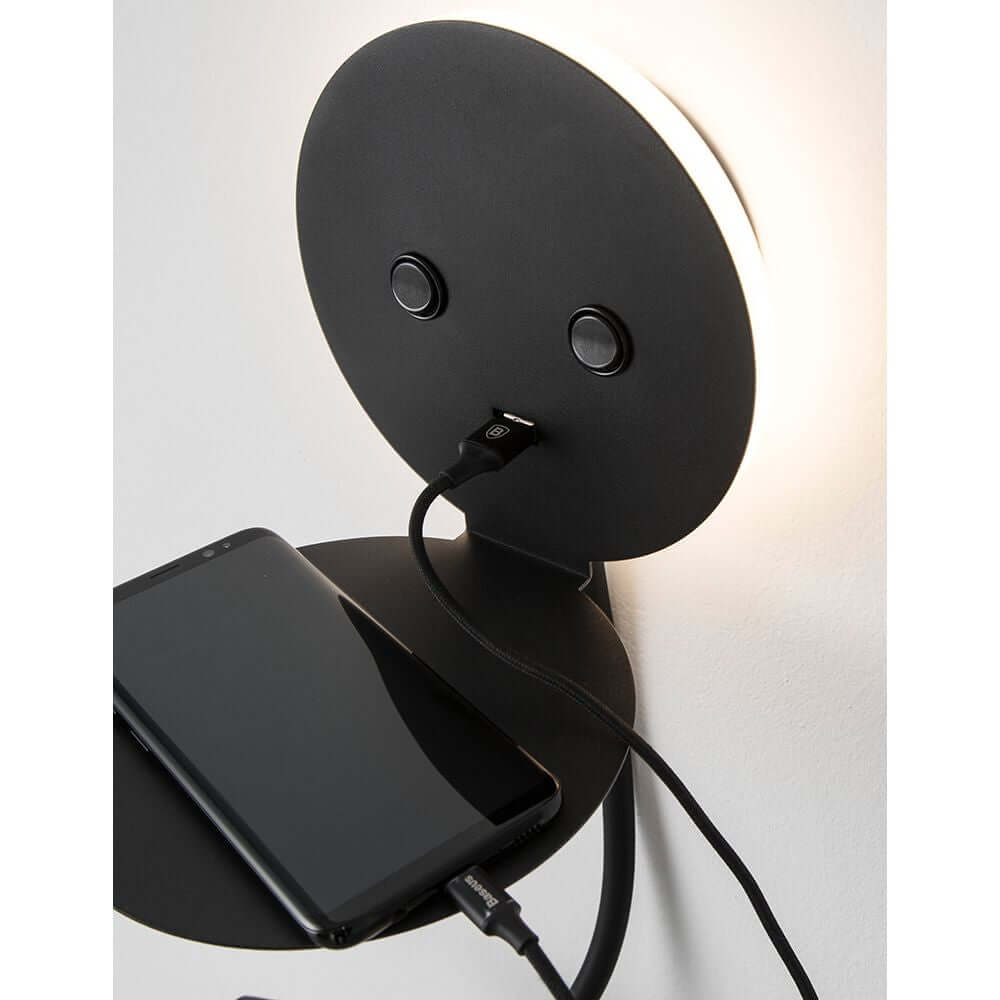 Eclip LED Wandlampe mit USB, moderne Wandleuchte aus schwarzem Aluminium mit USB-Anschluss und Ablage für Handy.