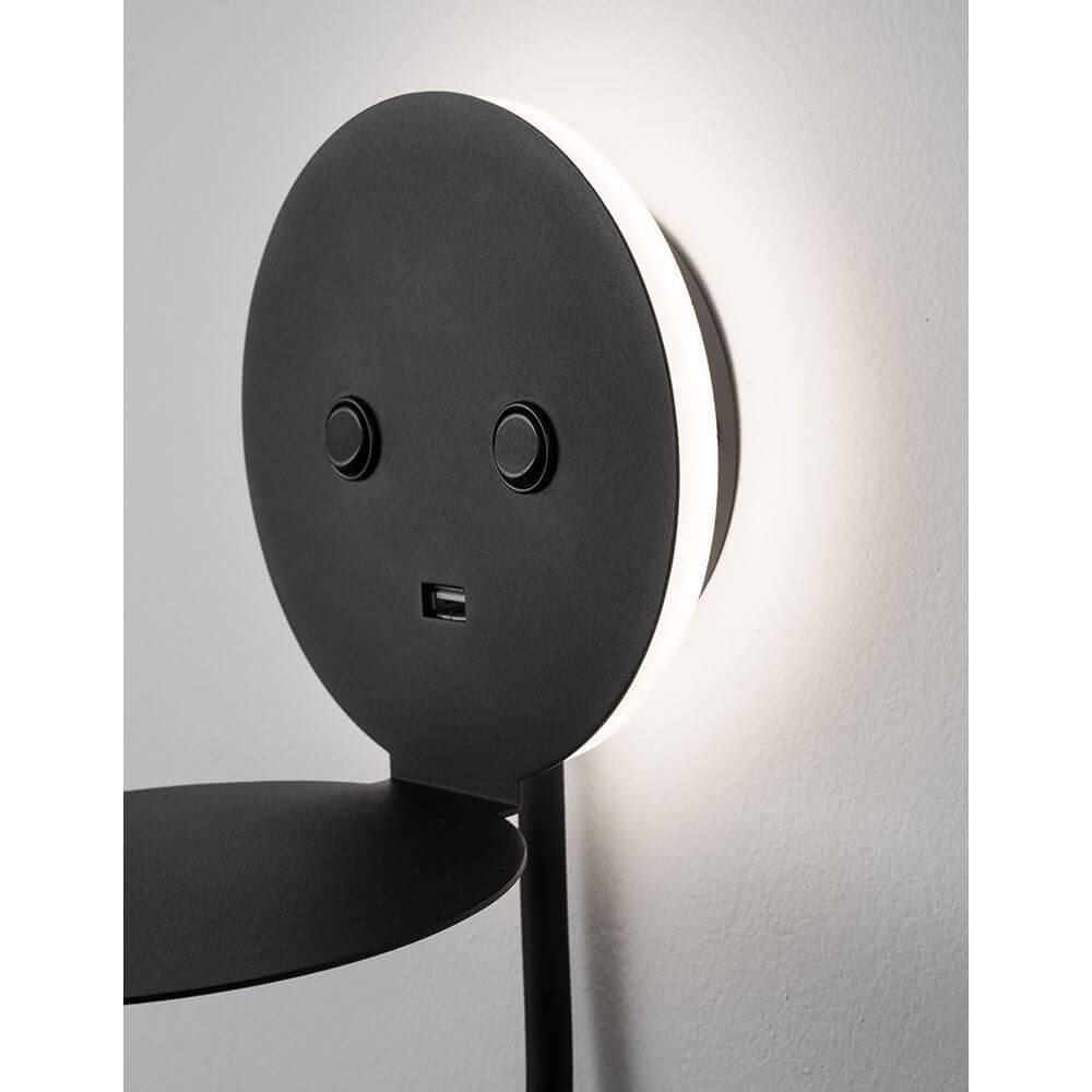 Eclip LED Wandlampe mit USB in modernem Design, Schwarz mit Ablage für Tablet oder Handy.