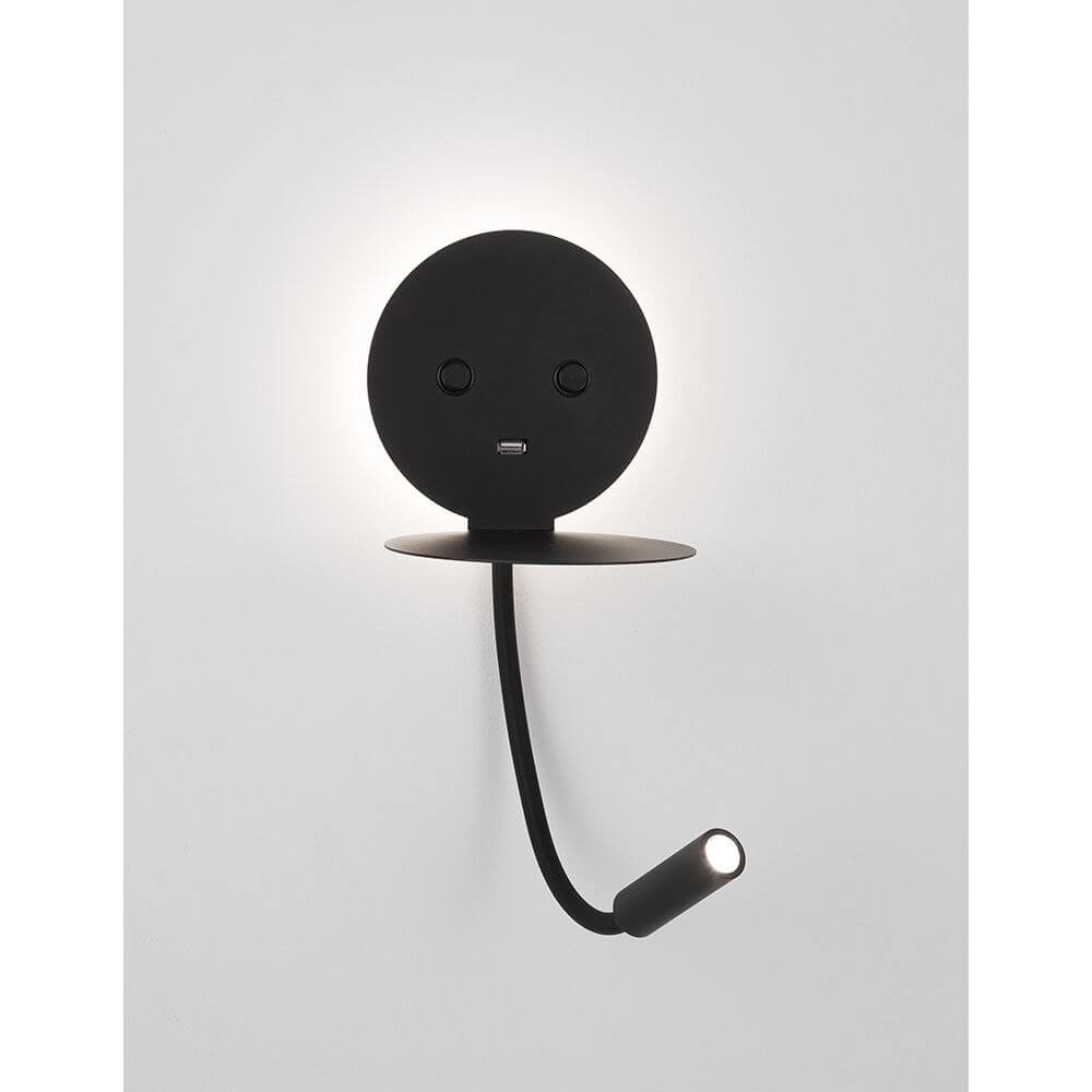 Eclip LED Wandlampe mit USB in modernem Design mit Ablage und verstellbarem Strahler.