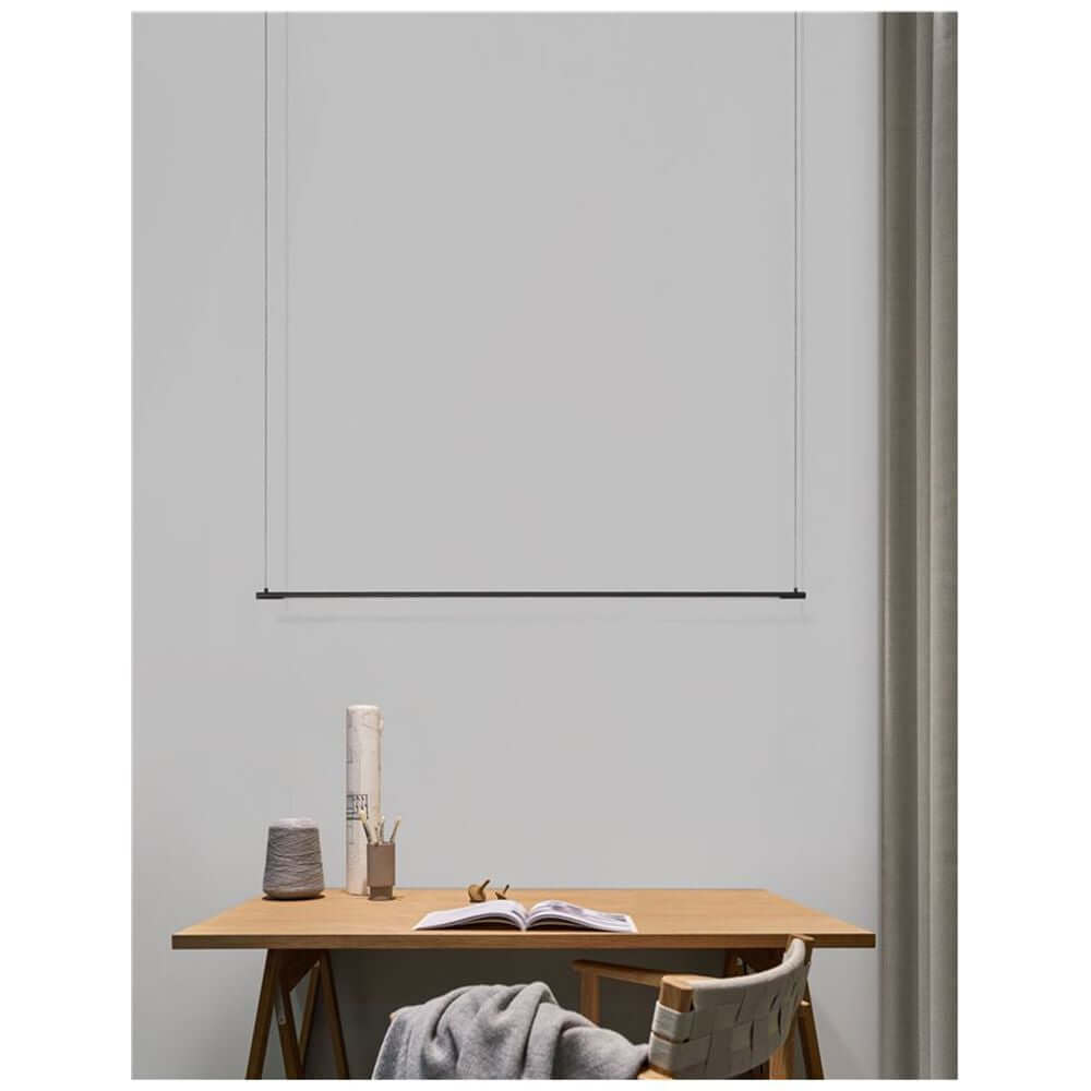 Elettra LED Hängelampe Ø 120cm Metall über modernem Holztisch, stilvolle Einrichtung mit Schmuckstück.