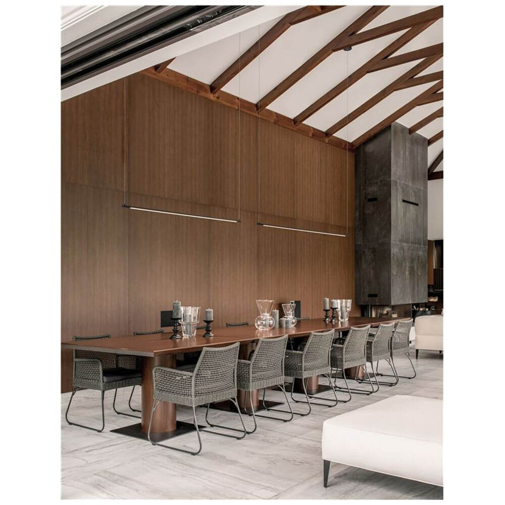 Elettra LED Hängelampe Ø 120cm Metall über stilvollem Esstisch mit modernen Stühlen und eleganter Holzwand.