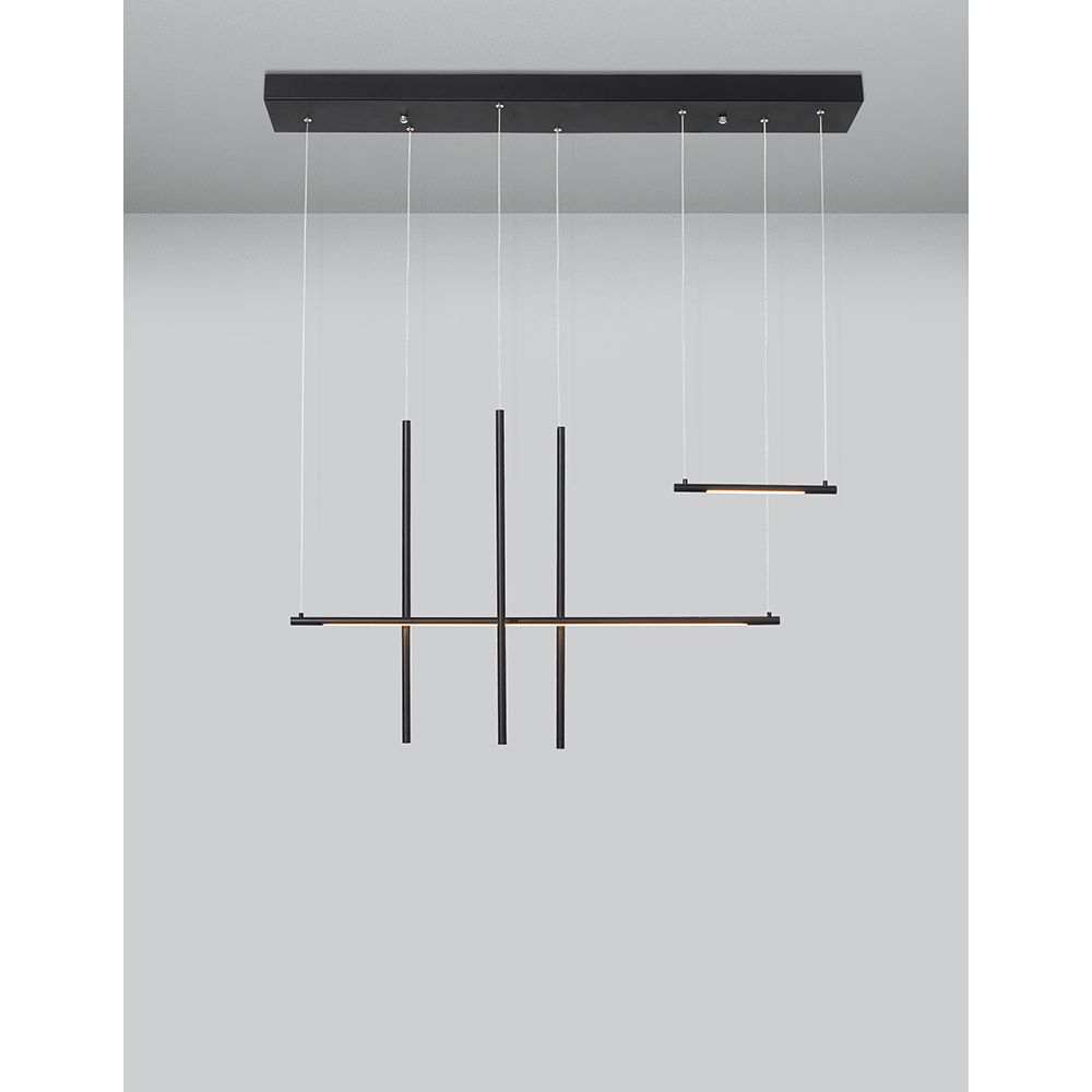 Elettra LED Hängelampe in sandig schwarz mit minimalistischer Deckenmontage und dekorativen LED-Streifen.