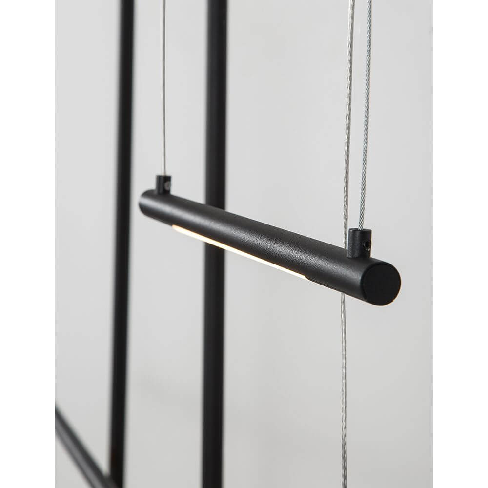 Elettra LED Hängelampe Sandig Schwarz in schwarz mit modernen LED-Streifen für eine einladende Stimmung.