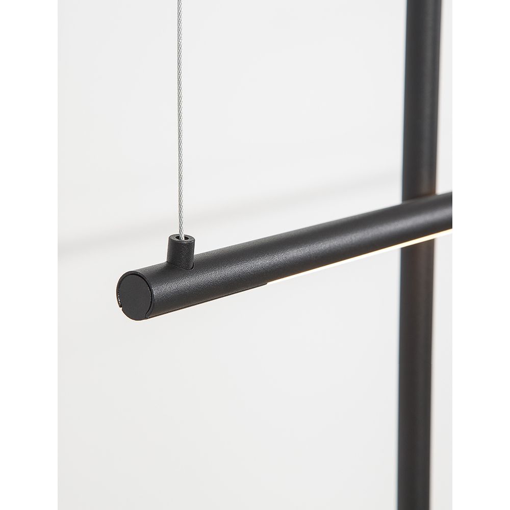 Detailaufnahme der Elettra LED Hängelampe in sandig schwarz mit minimalistischem Design und dekorativen LED-Streifen.