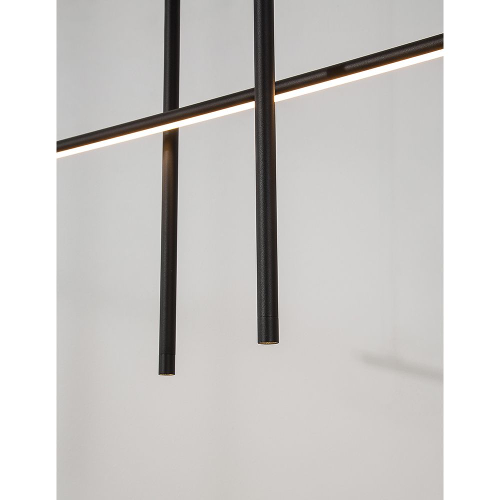 Elettra LED Hängelampe in sandig Schwarz mit minimalistischen, dekorativen Armen und eingebauten LED-Streifen.