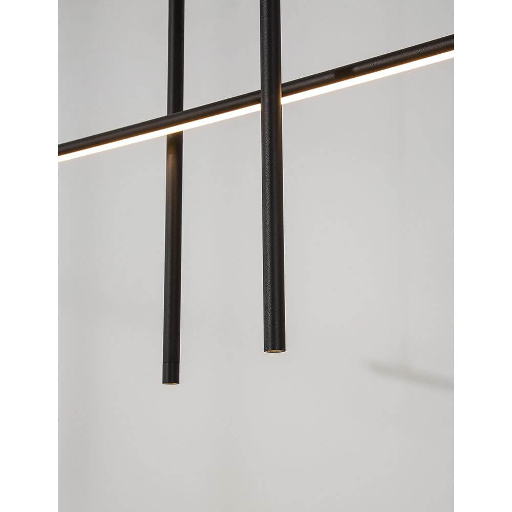 Elettra LED Hängelampe Sandig Schwarz mit minimalistischer, eleganter Design und warmem Licht.