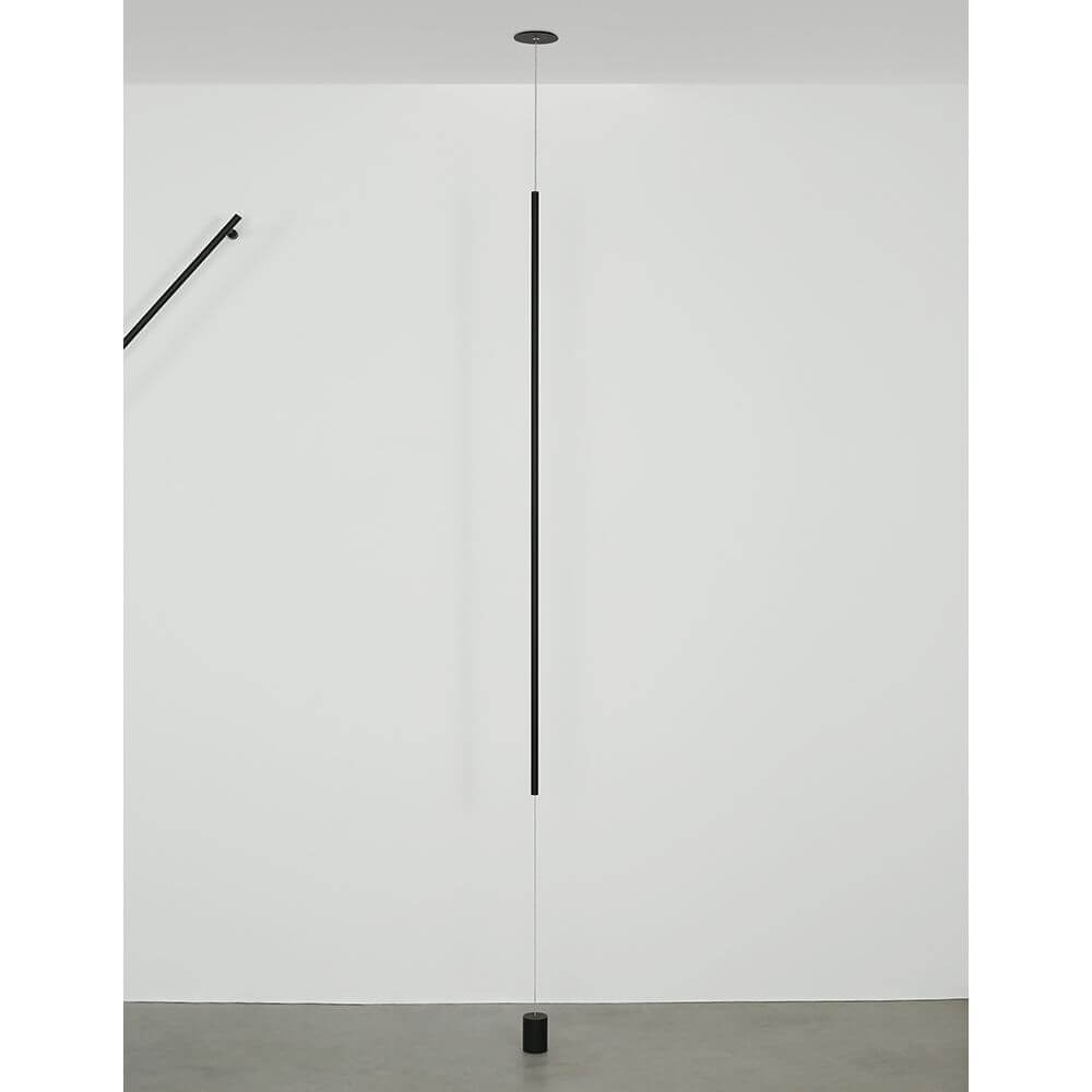 Elettra LED Steh- & Hängeleuchte 300cm Schwarz in modernem Design, aus Aluminium gefertigt, an einer Wand montiert.