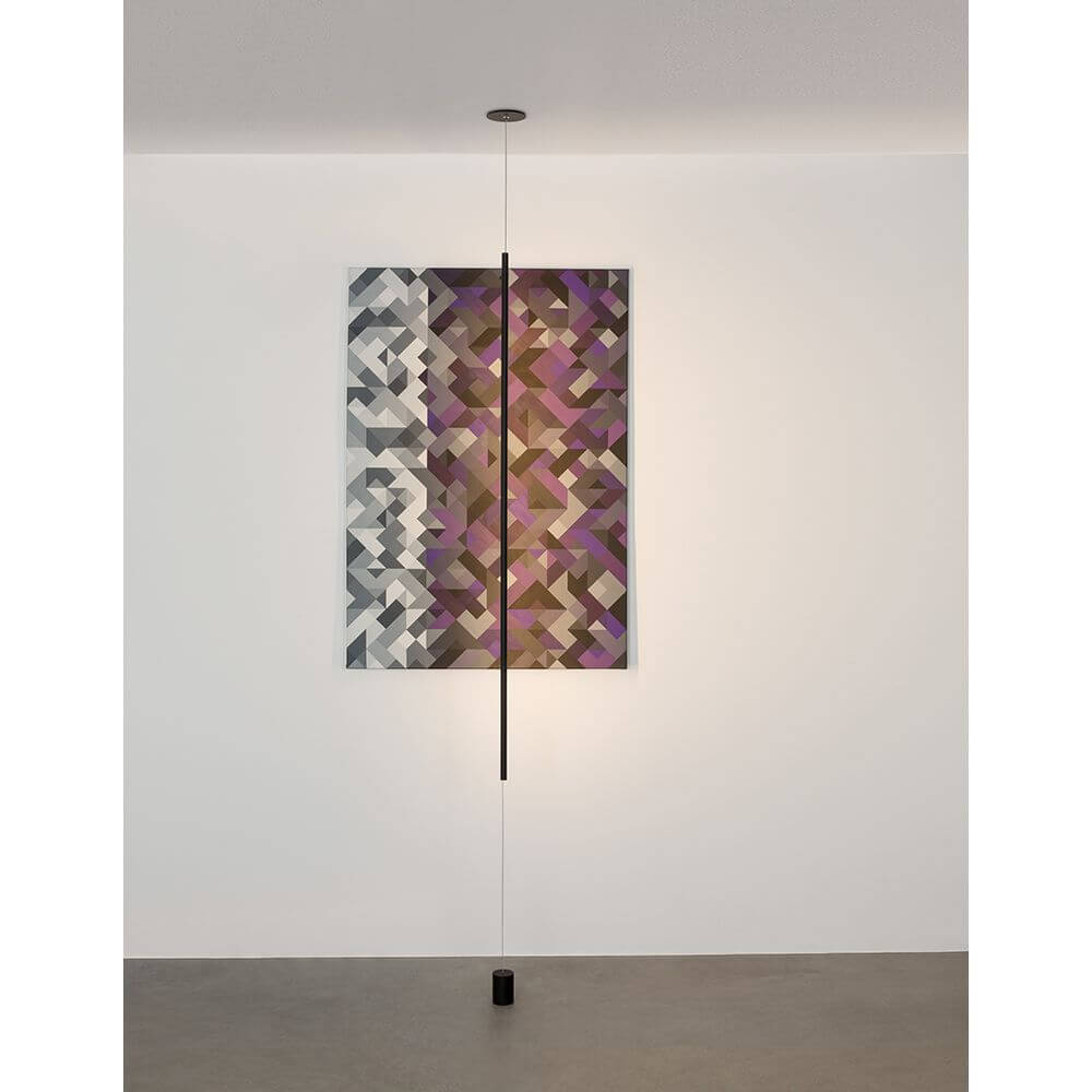 Elettra LED Steh- & Hängeleuchte 300cm Schwarz in modernem Raum mit buntem Kunstwerk.