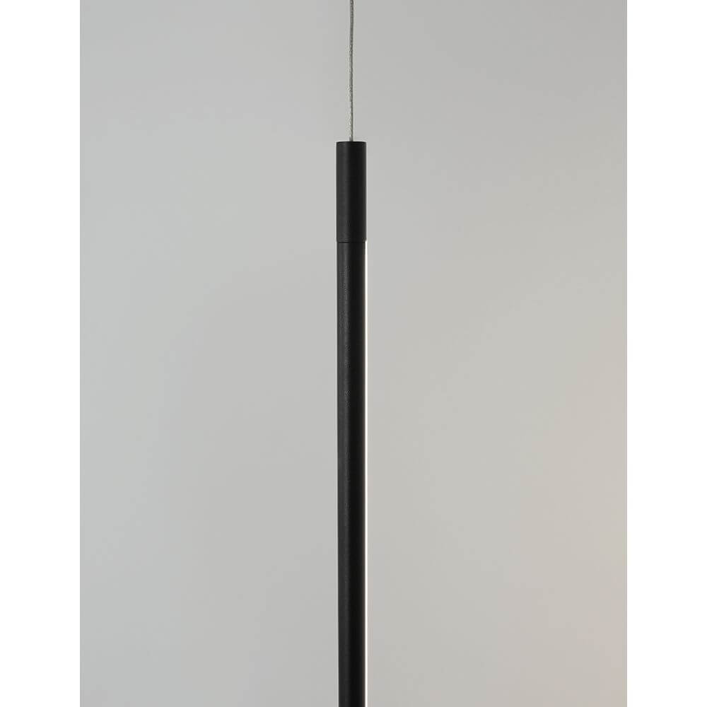 Elettra LED Steh- & Hängeleuchte 300cm Schwarz Detailansicht der schwarzen Pendelleuchte mit modernem Design.