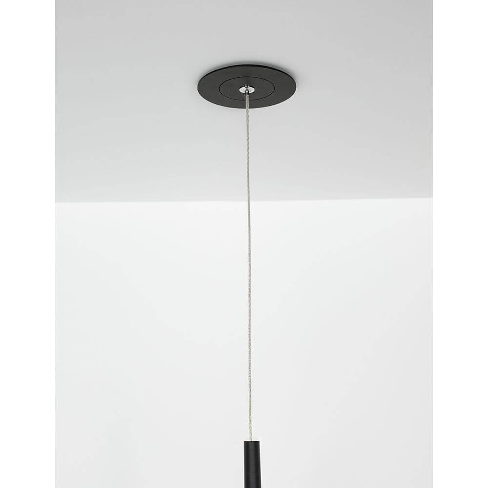 Elettra LED Steh- & Hängeleuchte 300cm Schwarz: Deckenmontage mit schwarzem Deckenelement und Kabel.