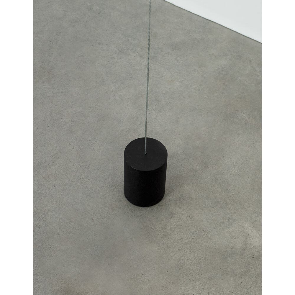 Elettra LED Steh- & Hängeleuchte 300cm Schwarz auf Betonboden abgebildet.