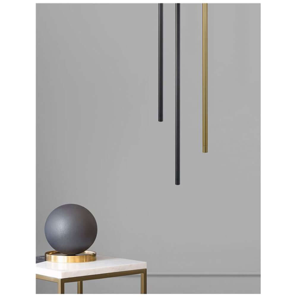 Elettra LED Pendellampe 60cm in Messing Gold und Schwarz, schlanke Aluminiumröhren über modernem Beistelltisch