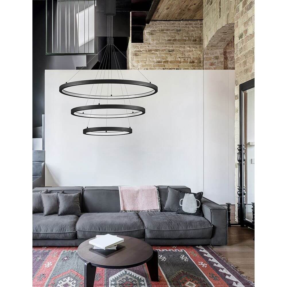 Empatia LED Hängelampe 3 Ringe über einem modernen Wohnzimmer mit minimalistischem Design.