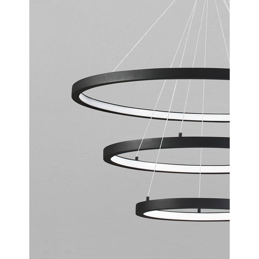 Empatia LED Hängelampe 3 Ringe mit drei schwarzen runden Ringen und integrierter LED-Beleuchtung.