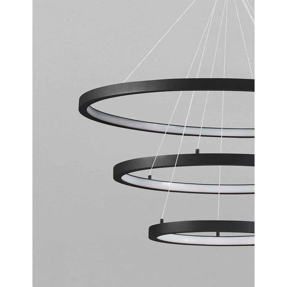Empatia LED Hängelampe 3 Ringe mit minimalistischem Design und drei Ringen für stilvolle Beleuchtung.