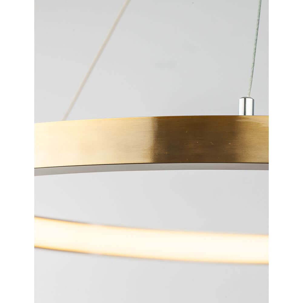 Detailaufnahme der Empatia LED Hängeleuchte Metall Dimmbar mit elegantem goldenen Ring und warmweißem Licht.