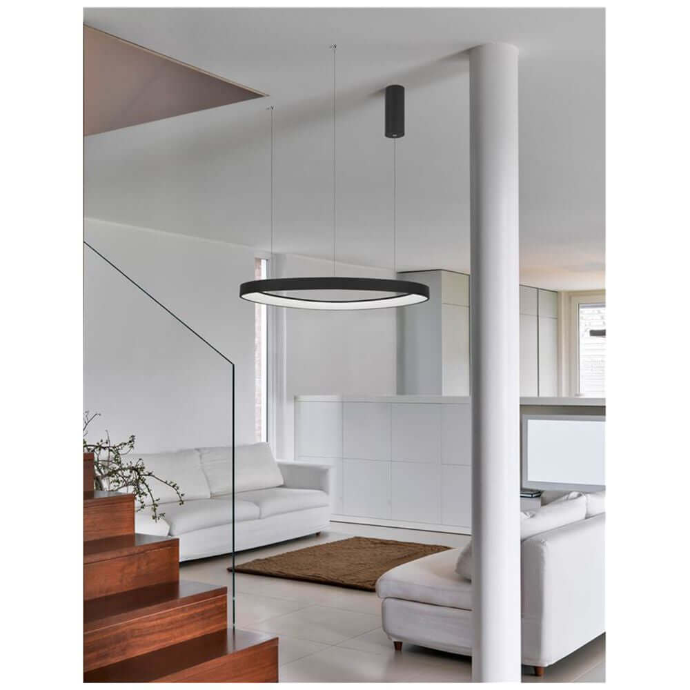 Esteva LED Hängeleuchte Ø 65cm in modernem Wohnzimmer über Couch und Teppich