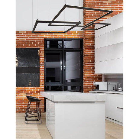 Eterna LED Hängeleuchte Metall Sandig-Schwarz über einer modernen Kücheninsel mit Backsteinwand.