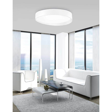 Fano LED Deckenlampe Weiß in modernem Wohnzimmer mit großen Fenstern und minimalistischer Einrichtung