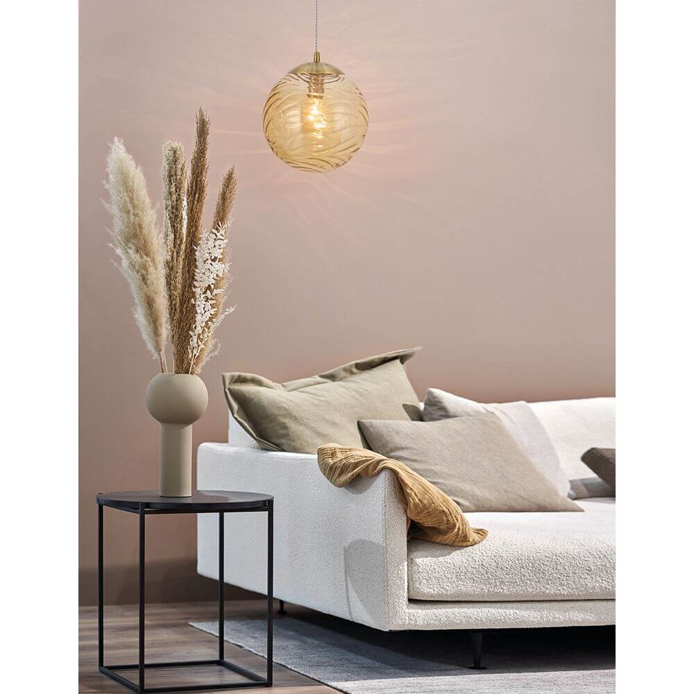 Ficato Pendellampe Ø 30cm über einem modernen Sofa mit dekorativen Kissen und einem Tisch mit Trockenblumen.