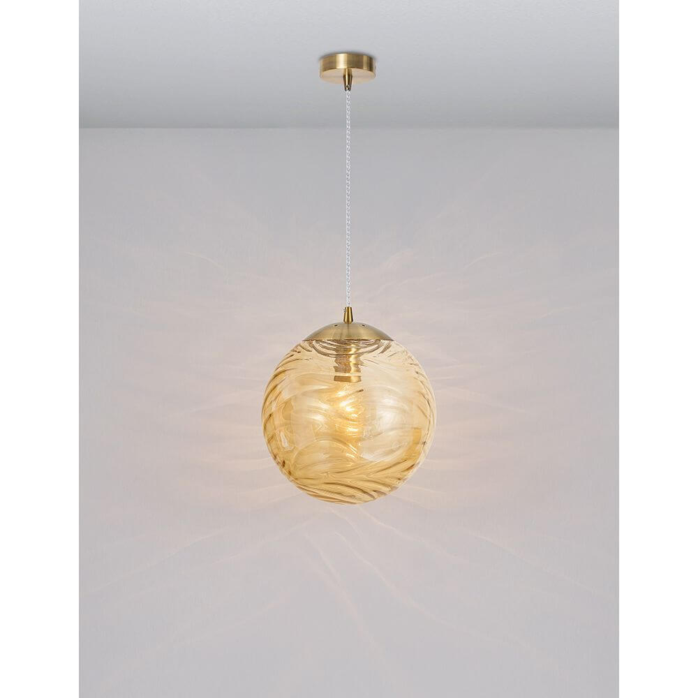 Ficato Pendellampe Ø 30cm aus transparentem Glas mit dekorativem Muster und eleganter Metallaufhängung.