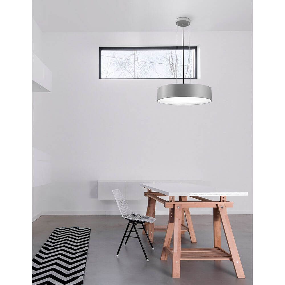 Finezza Hängelampe Ø 50cm über einem modernen Esstisch in einem minimalistischen Raum.