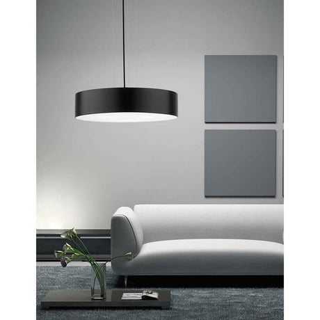 Finezza Hängelampe Ø 50cm in modernem Wohnzimmer über grauem Sofa und dekorativen Wandbildern.