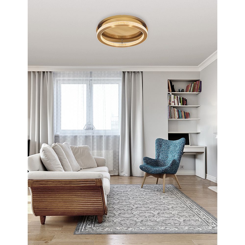 Fiore LED Deckenlampe in Antik-Gold im modernen Wohnzimmer mit gemütlicher Einrichtung und natürlichem Licht.