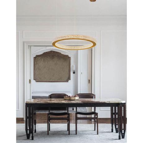 Fiore LED Antik guld hængende lys over elegant spisebord i moderne værelse.