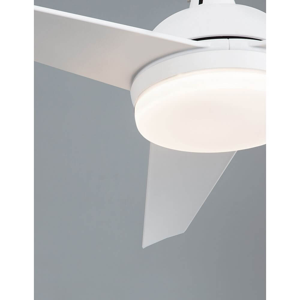 Flow LED Stahl-Ventilator Matt Weiß mit drei schichtholz Flügeln und milchiger Acrylabdeckung.