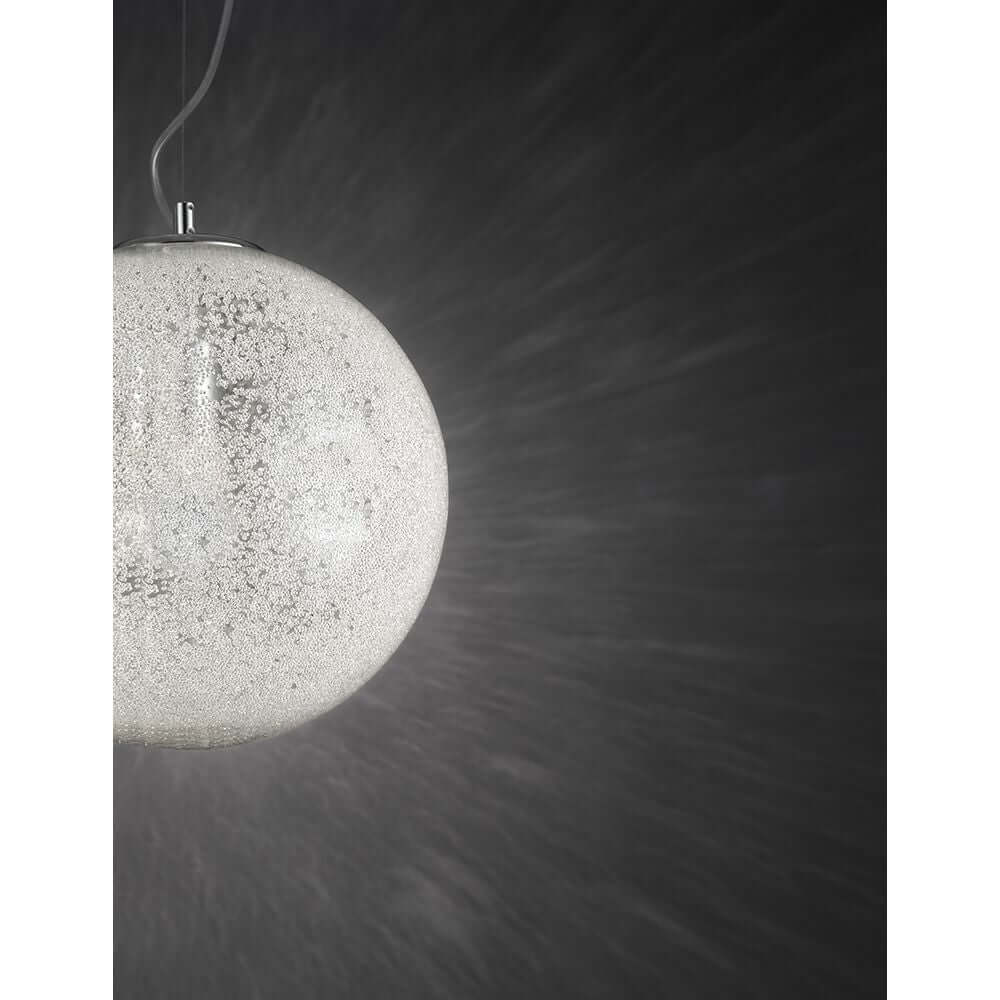 Frozen Kugel Pendellampe Glas mit elegantem Design und schönem Lichtspiel.