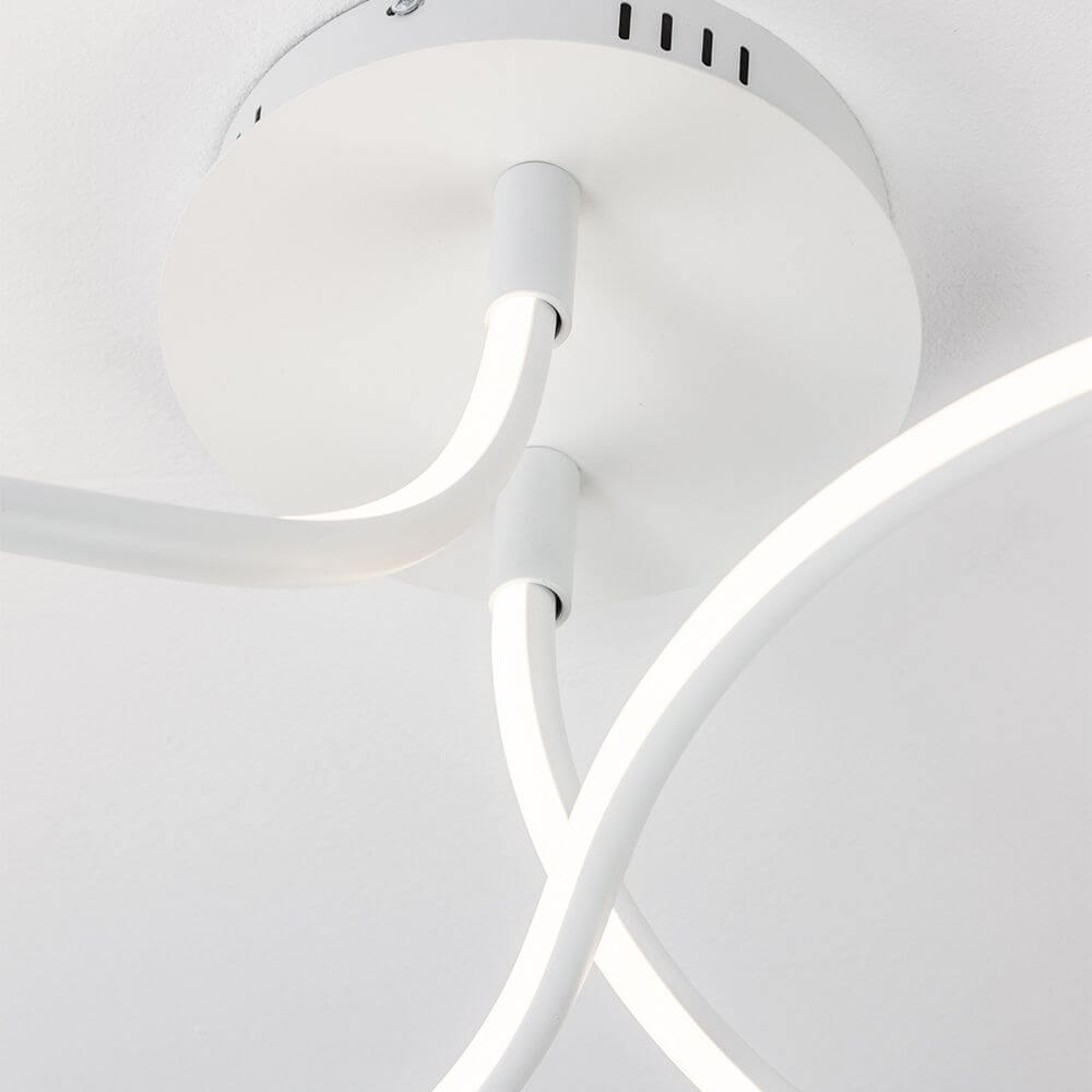 Detailansicht von der Fungo LED Deckenlampe Weiß mit modernem Design und elegantem Aluminium. Schöne Lichtstreuung.