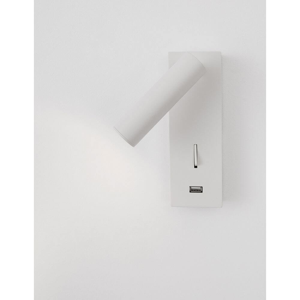 Fuse LED Wandlampe mit USB - moderne Wandleuchte aus lackiertem Aluminium mit warmweißem Licht.